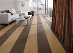 marmoleum v pruzích béžové a hnědé barvy v obývacím pokoji