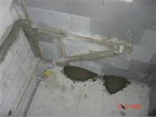 rozvody vody v drážce a příprava podlahy koupelny